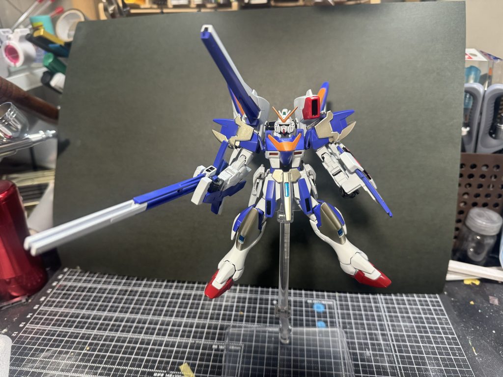 スターブライトシャンパンゴールドは色が薄過ぎるかなーと思ってましたが、組んでみると悪く無い気が。普段はアンテナ等の黄色パーツは金色に塗りがちですが、金はアサルトパーツに使いたかったんでマンダリンオレンジに。青はコバルトバイオレット、赤はハーマンレッド、白はピュアホワイトに極々少量のクリアブルー。関節部等はガンメタ+クリアブルーで青いガンメタに。