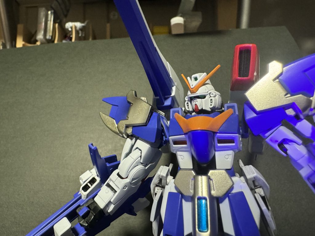 カメラアイは蛍光グリーンで塗装したもののブラックライトの光量が足りずにあまり光らず…