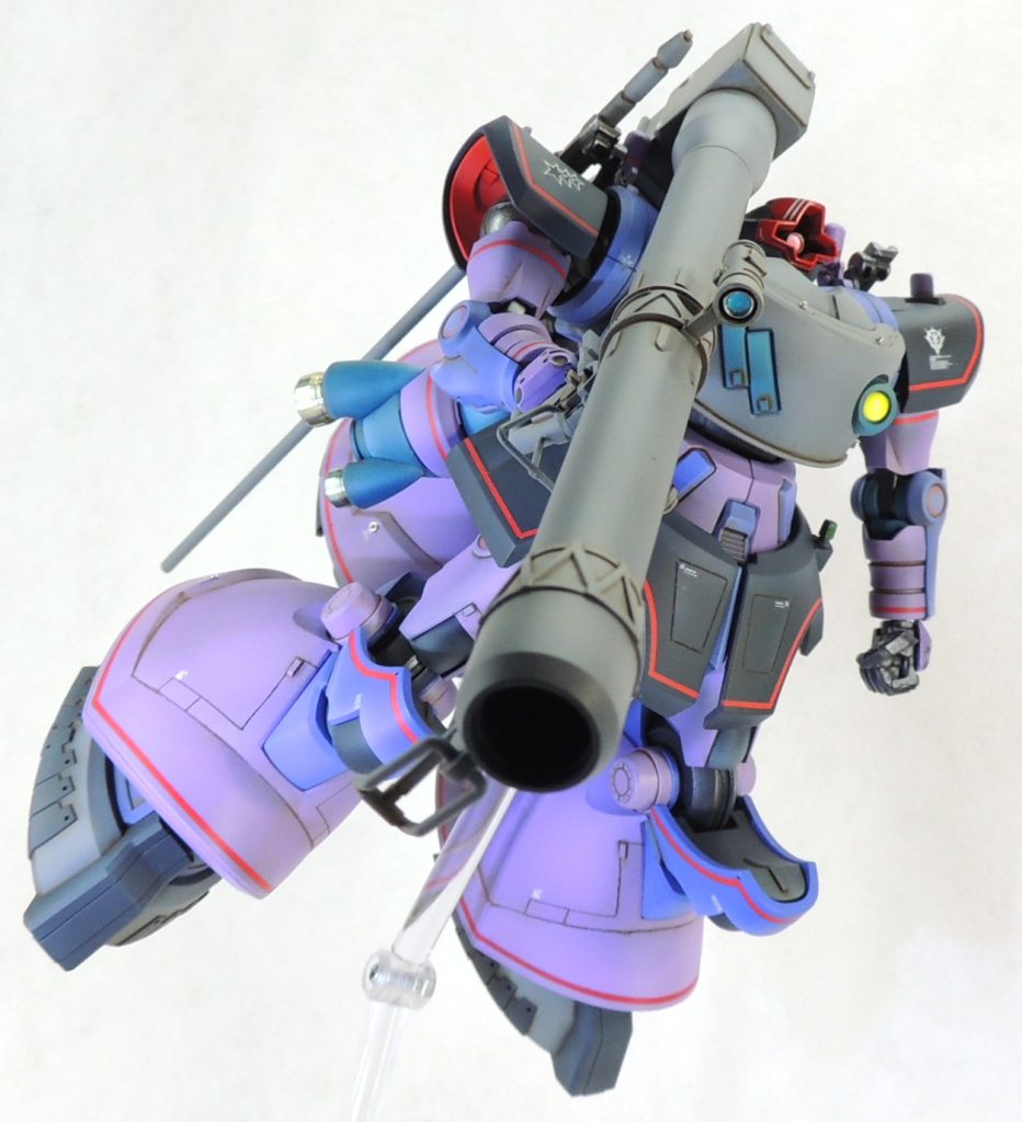 ■ジャイアント・バズーカグリップの部分に、φ0.8mm真鍮線で自作した三角形の支柱を設置しました。スコープにはハイキューパーツのSPプレートとH・アイズのブルーでディティールを追加。本体は縦割りのモナカ構造のため、タミヤの白蓋で接着し、乾燥後にヤスリで整形。弾倉の消えたモールドをプラ板・プラ材で復活させました。