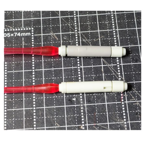 ＨＧのＺＺ改修【ビームサーベル編】ＨＧのＺＺには、ビームサーベルの持ち手が右のみ付属なので両手に持つことができません。そこで左手の持ち手をビールダーズパーツの武器持ち手を切り刻んで、なんちゃって持ち手を制作。あとグリップ位置が下すぎるので、位置を上に移動する改修をしました。【ビームサーベルのグリップ位置変更】下の位置にダボ接続をネオジムを使い、上の位置に変更。ビームサーベル側、持ち手にネオジムを仕込み、ビームサーベルの方はネオジムをプラ板で蓋をし、ダボ穴もふさいでます。【左手の持ち手制作】ビルダーズパーツの武器持ち手を指関節で切断して再接続し、右手の形に似せる。完璧ではないけど許容範囲かなｗ（7枚目）