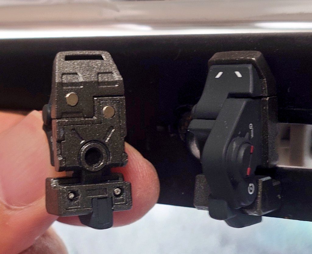 足裏にはネオジム磁石を仕込んで、ビタッと接地しやすいようにしました。撮影時は鉄板(ケーキ型の底板)を敷いて、これに乗せています。