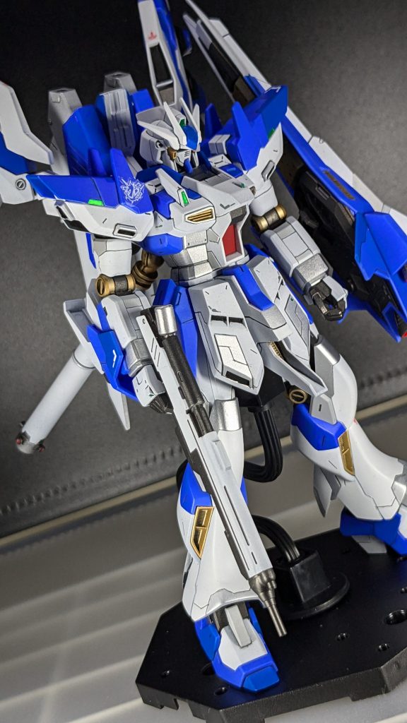 ちなみに、最近ですがほぼ毎回1キットにつきどこかのパーツを紛失しております・・・。今回は2パーツ紛失し、1パーツはなんとゴミ箱に入っているのを無事にピックアップすることが出来たので良かったですが、1パーツは未だに見つかっておりません・・・wそれが額アンテナ中央のブルーのパーツです。このキットは非常にレア度が高い上に生産数が非常に少なく、当然のようにパーツ取り寄せしようにも全て売り切れの状態です。完全に手詰まりで次の再販が掛かるまで封印しようかと強く悩んでいる所、このキットの素晴らしい所である余剰パーツに目が行き、よくよく見てみると、なんと形状は違いますが、「HGUC Hi-νガンダム」のアンテナ中央パーツが入っているではありませんか!!接続部分が凸同士でしたので多少の工作が必要でしたが、今回の作品のように、なんとサイズ感もピッタリではありませんか!と、これで封印することなく完成に至ることが出来ました!再販頻度が低いキットは本当にパーツの紛失には気をつけねばいけませんね・・・。今後の重要課題としたいと思います・・・。今作もご覧いただき、ありがとうございました。駄文、長文失礼致しました。