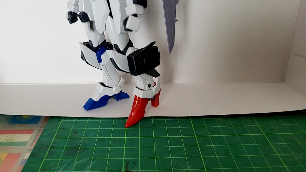 脚のスラスターを境界線機のものにフッドパーツを鉄血系のフレームにジャンクパーツを取り付け←before after→