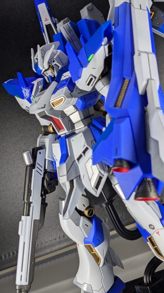 今回のカラーは「RG Hi-νガンダム」に寄せているので、関節部等はゴールドで仕上げています。デカールも貼ってはいますが、やはりデカールは引き算の美学という事で過剰にはせず、ワンポイント的に。