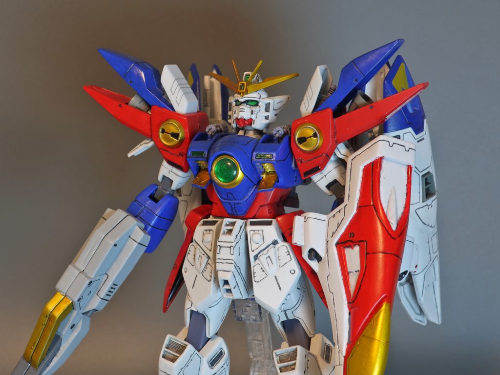 パッケージ絵に倣って胸部エアダクトと肩の開けられるところ等全オープンの図。ウイングゼロは普段マシンキャノンもウイングバインダーも含め全体的に「カバーで覆われている」箇所が多いため重い印象を受けますがここまで開けるとだいぶ軽く見えるようになりますね。