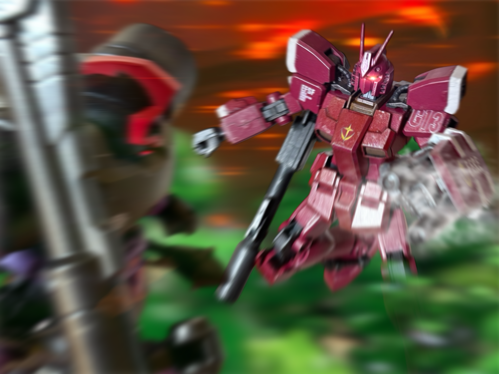 　爆炎の後方から、今度はバズーカ砲が飛んでくる。かわしながら、襲撃方向を見る。ホバー移動のスカート付き、ドムというやつらしい。「勇敢だな、話と違う。」だが、それも良い。少しは骨のある相手もいなければ。そういう奴もねじ伏せてこそ、ガンダムの暴君っぷりにも拍がつく。　最後に1発残ったバズーカを、牽制で放つと、左腕に装備した2連装ビームライフルを放つ。別に、こいつで仕留めてしまっても構わないが、わざと外した。やるなら、近接戦闘で、捻り潰したい。