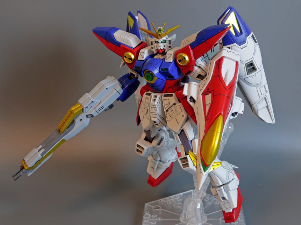 本キットの特徴である必要以上に情報量の多いパネルライン、これらを埋めてシンプルにする方が多いようですが、前回スタンダードな出来のHGAC1/144ウイングゼロを作ったので今回はそれとの差別化の意味も込めてパネルラインにスミ入れしていく方向で仕上げました。ところがこのミゾがだいぶ浅くて全然エナメルが流れず何度もミゾを彫り直してはミスってガッ!!と滑って行き過ぎてパテで埋め…を繰り返し大変な思いをしました💦