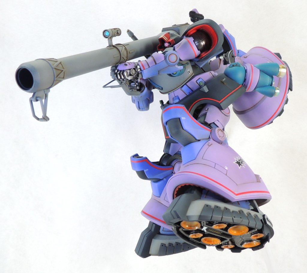 ■デカール手持ちのガンダムデカール、ヴェルテクスデカール、ロボデカールからチョイスしました。本機は細かいモールドがいたる所にあり、赤いラインを各所に入れたことから、今回は控えめに貼り付けることにしました。黒い三連星のパーソナルマークは、ジ・オリジン版ドムへのオマージュです。