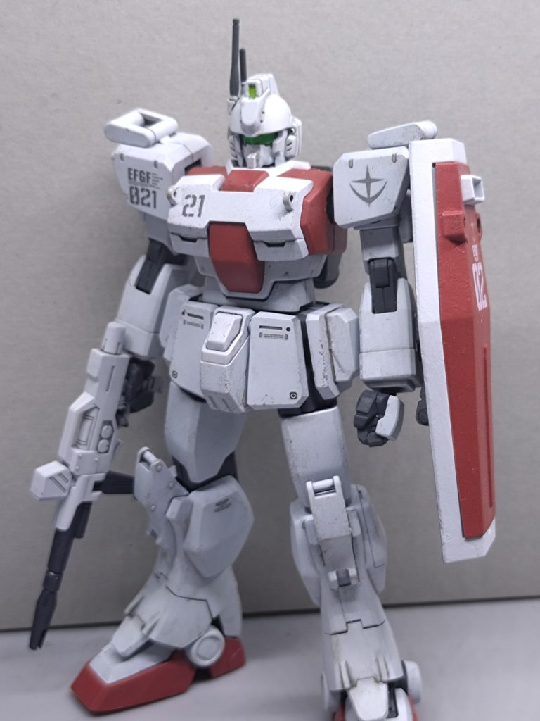 基本的イメージは、陸ジムから作ったEz8という感じです。改修箇所は頭部にジムを埋め込み、胸部の機関砲をオミットしました。頭は陸ジムがヘルメットかぶっているように見えれば正解です。しかし陸ジムヘッドがどうしても用意できなかったので、ジム改の頭部を切り刻んで詰め込みました。