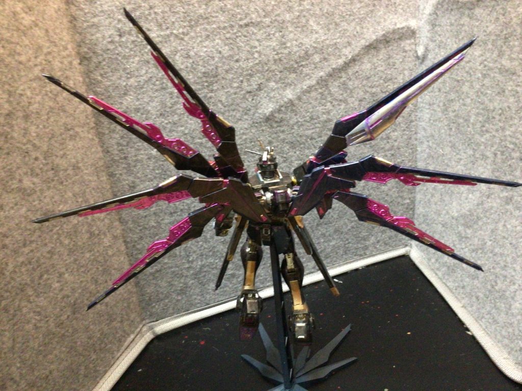 またカラーはマーカーでですが先ほどのよりは比較的には丁寧に塗っておりますが途中で黒がなくなったのか、羽の片方は青で塗られております。