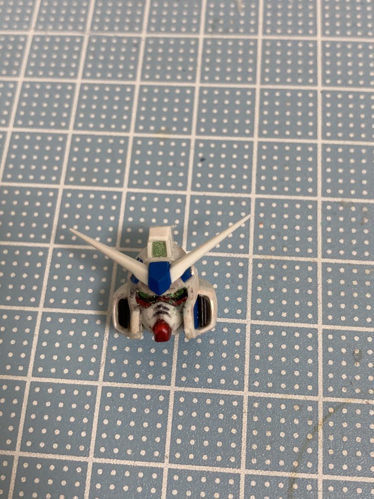 顔のスリット部分を掘り直しました