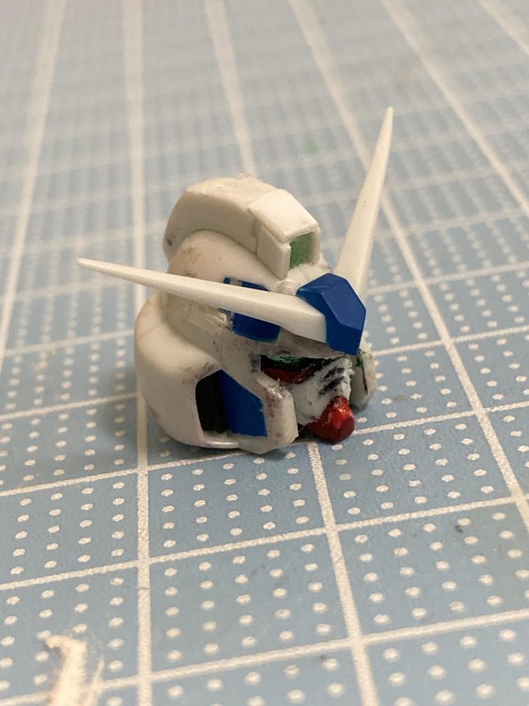 とさか部分をぶった斬りプラ板を貼りました　ガンダム顔になったと思います。