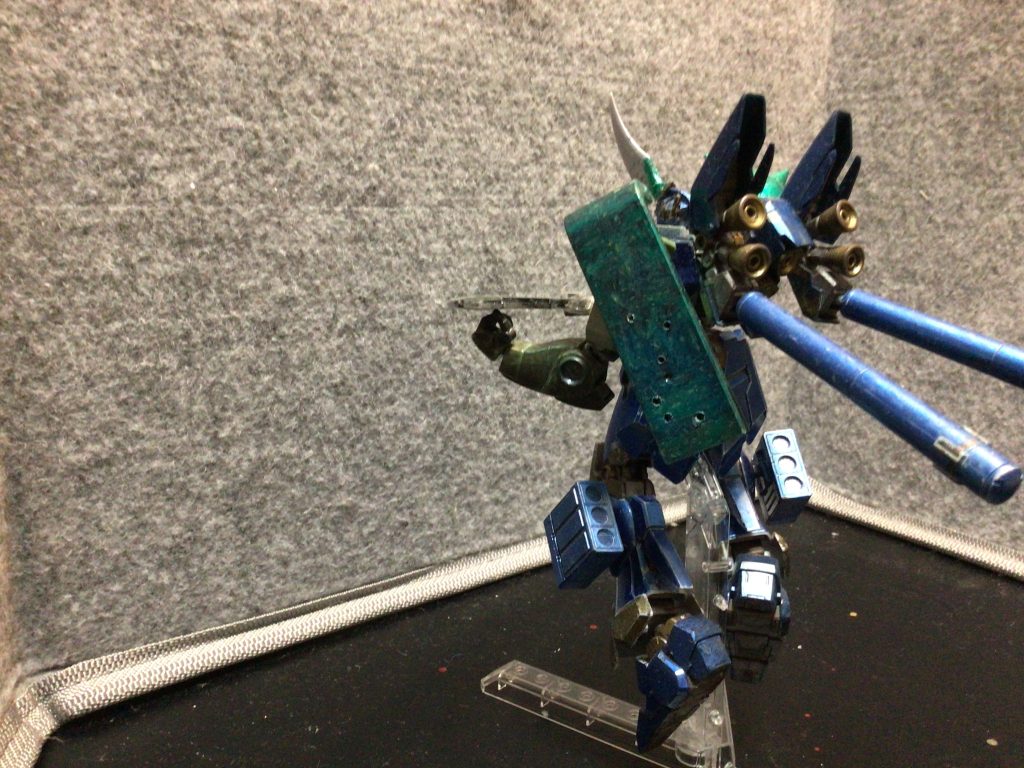 見ての通り盾は穴が開けられておりウェザリングのつもりだったのかなぁと今の自分は呆れています。