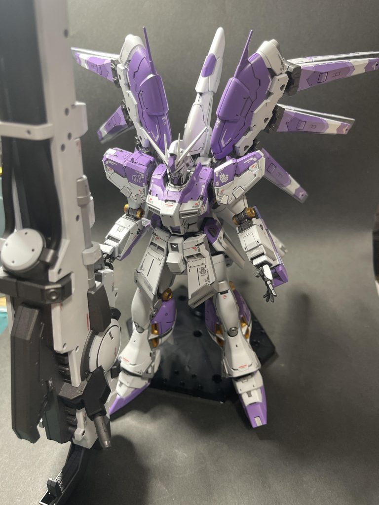 今回のカラーレシピは白→メガサフスーパーヘビィ→GXクールホワイト紫→メガサフスーパーヘビィ→エヴァパープル薄紫→メガサフスーパーヘビィ→MSパープルフレーム→サーフェイサーEVOガンメタシルバー→サーフェイサーEVOシルバーゴールド→スターブライトゴールドハイメガのブラック部はサーフェイサーEVOブラックで仕上げてみました。