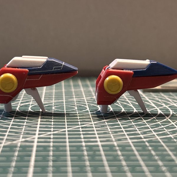 ディテールとスジ掘りの追加を施しました。二の腕カバーの部分も分厚くてオモチャ感が出ていたので、薄く削りました。（4枚目）