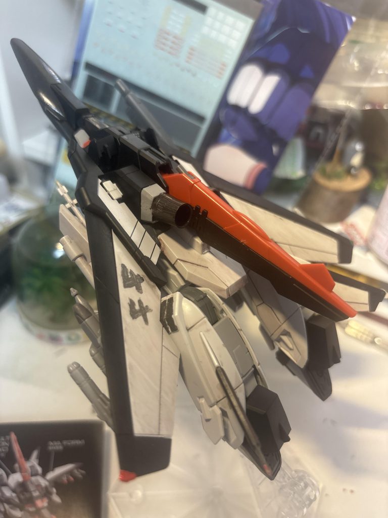 第44戦闘爆撃隊所属機のため翼に44の番号がある