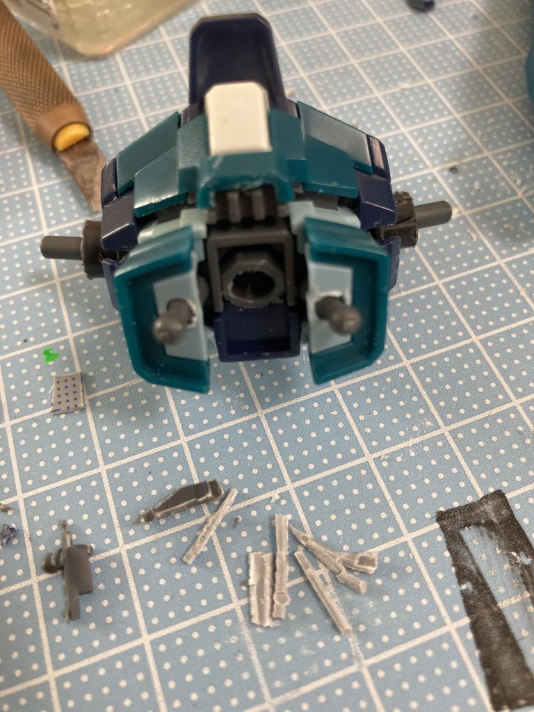 穴を開けボールジョイント小をつけました(gundam-kao2)なんか違和感ないでしょうか？そうです肩関節です。