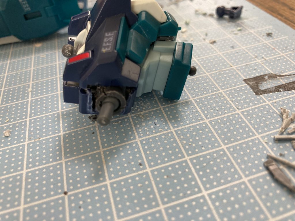 ポリキャップのボールジョイントをつけています。なので可動がupしました(gundam-kao2)