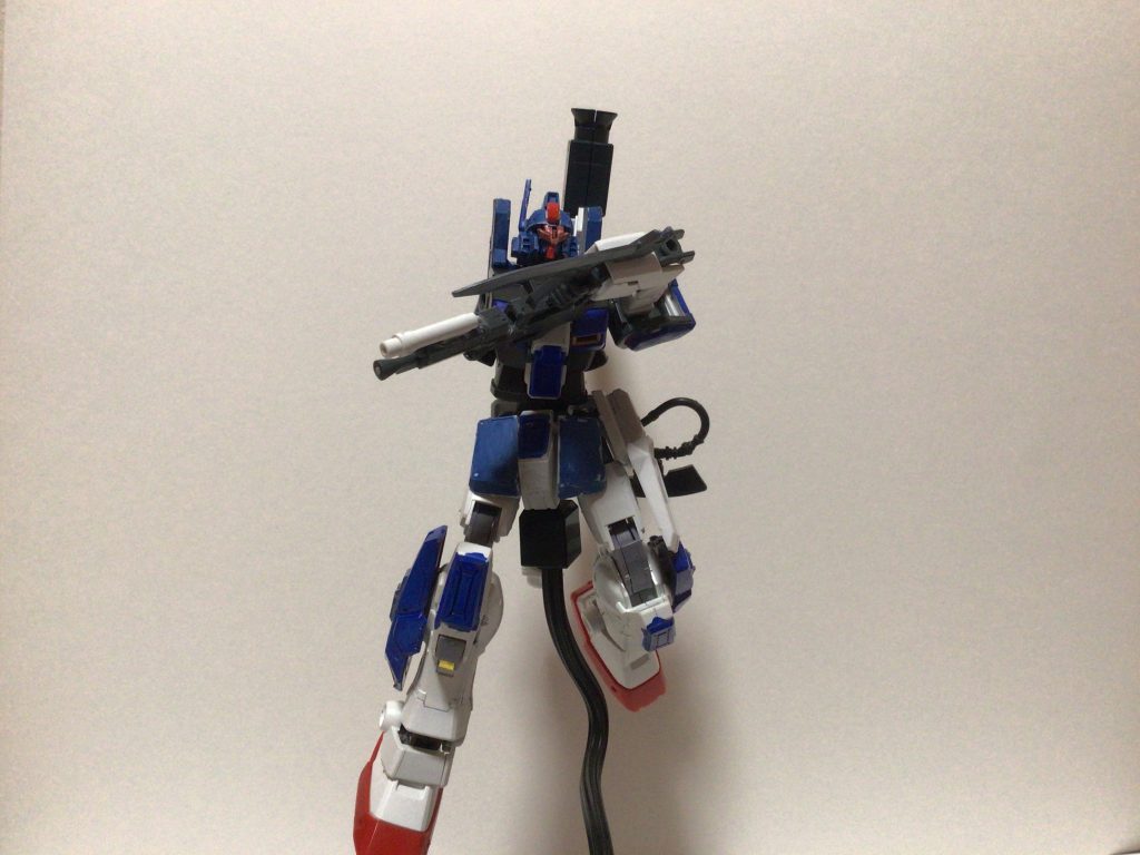 武装紹介ビームサーベル搭載ビームガン                    使用していたビームライフルが破壊されたため別機体のビームライフルを加工しショート化、ビームサーベルを搭載している接近戦向け武装アームブレード                           撃破したドムのヒートサーベルを加工した扱いやすい超接近戦向け武装  威力はジオンのモビルスーツ程度なら容易に切り裂いてしまうほど。   なぜヒートサーベルに似ていないかというと本人曰く「ジオンの武器を使うと罪悪感が湧く」からだそう。