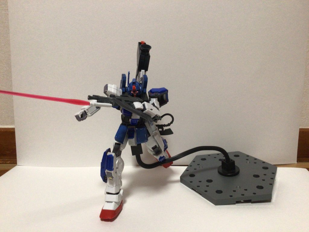 パイロット ルーク・レイモンド元部隊長               陸戦型ガンダム部隊の隊長だったが、任務中暴走した連邦軍のAIを搭載した新型機体と遭遇、部隊で交戦するが、次々と仲間やられていく中、最後の一人となり、新型機体相手に善戦するが、何者かに狙撃され機体が制御不能、かろうじて生き残ったが帰る手段がなく、周りの戦死した仲間を見た瞬間怒りが爆発、連邦軍に復讐を誓った。