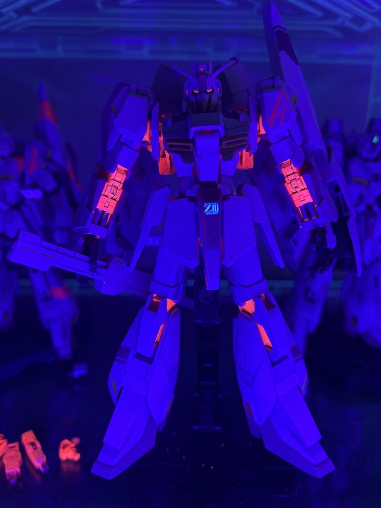 ブラックライトで蛍光パーツを発光してみました