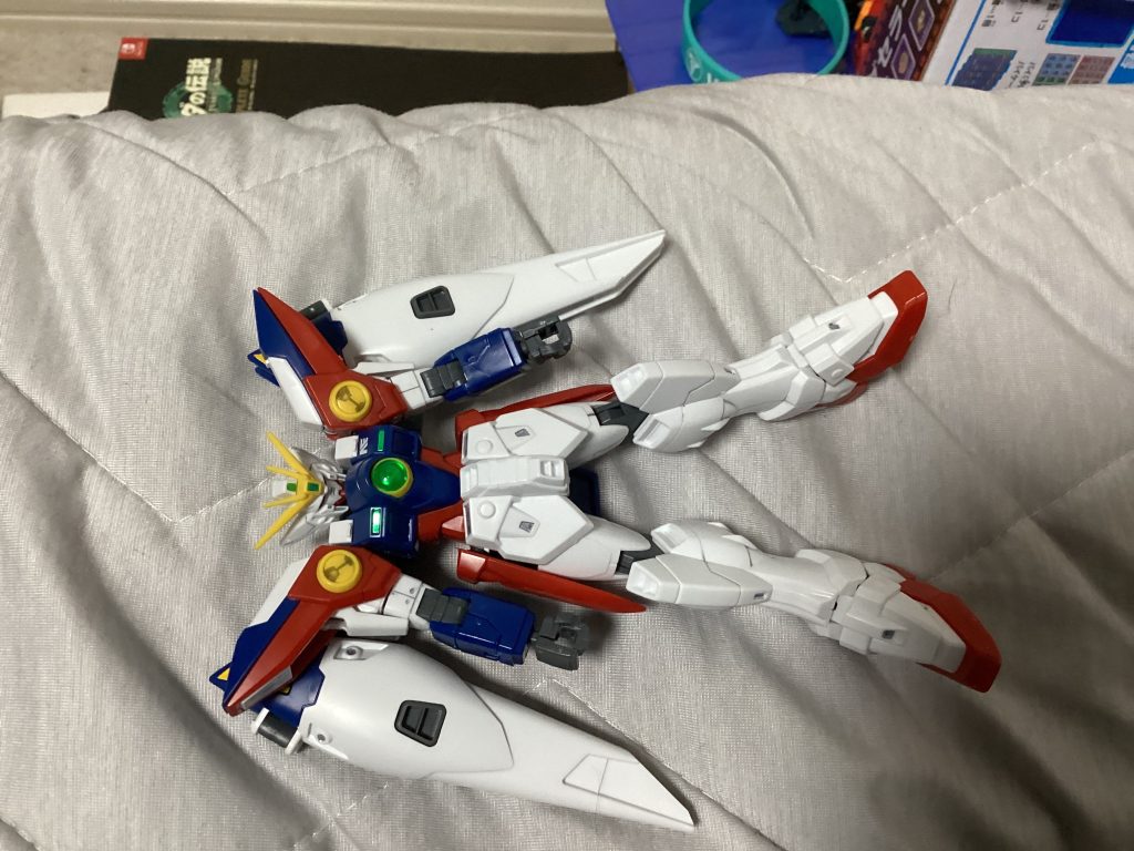 駐留基地　3番格納庫「これが俺のガンダムか？」「おぉアンディ。目が覚めてたんだな。」ケディとアンディは会話をしつつ新たに配備されたガンダム...ウイングゼロを眺めていた。「明日早速実践だ。今のうちにシュミレーションでなれておけ」「りょーかい」そう会話してアンディはコクピットに向かった。