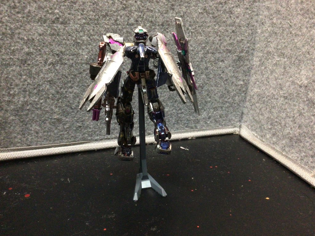 塗装は下手な塗料を出すにはかなり勿体無いので、小学生の頃に使っていたガンダムマーカーを普通に塗ってみましたがマーカーの方も小学生時代のものなので当然ボロボロでやる気が出なかったので適当になりました。