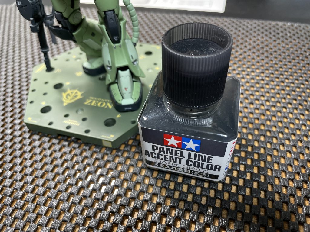 いろんな方のYouTubeを観て（憧れて😍）タミヤさんのエナメル墨入れ塗料にチャレンジしました。エアブラシでアクリジョン塗装後に墨入れしたのですが、翌日見てビックリ‼️色々な所で亀裂が！