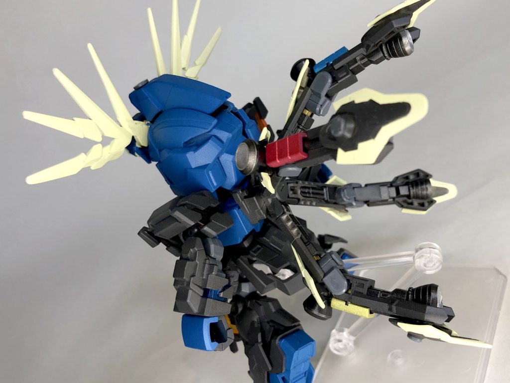 今回の制作、変形に対して必要と思い追加武装として据えてみましたが思った以上にかっこいい形状にまとまってくれました!