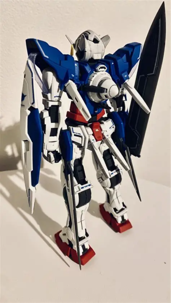 加工はゲート処理、墨入れ少しにデカールを貼ってプレミアムトップコートつや消しで仕上げるのみというシンプル加工ですが、あまりに素人、あまりに初心者のため、青地のパーツはつや消しにムラが目立ち(写真が暗くて彩度を上げたらぶつぶつが目立っちゃたんです泣)、デカール、墨入れも中途半端。今回は、とにかくほぼ初のガンプラでmgをシンプル加工でも完成はしたぞ!という供養投稿、ということにさせてくださいぃ。撮影技術も場所もないので、載せる写真も大概ありません。文字数ばかり増えもはやエッセイの体になってきておりますので、この辺りで終わりにさせていただきます。そろそろHGあたりで、気楽に練習を積み、いずれは先輩のようなかっこいいウェザリング等にも挑戦していきたいと思っておりますので、先輩のかっちょええ投稿をメインに、たま〜に後輩の成長日記も見ていただけたら幸いです!!ここまで読んでいただいた皆様、ありがとうございました。それでは。後輩T