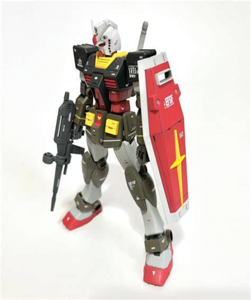 黒部のスミ入れをどうするか迷いましたが、最終的にシャーペンで対応。ブラシでぼかしています。光が当たるとメタリックに輝いてけっこうイイ感じになってくれました。