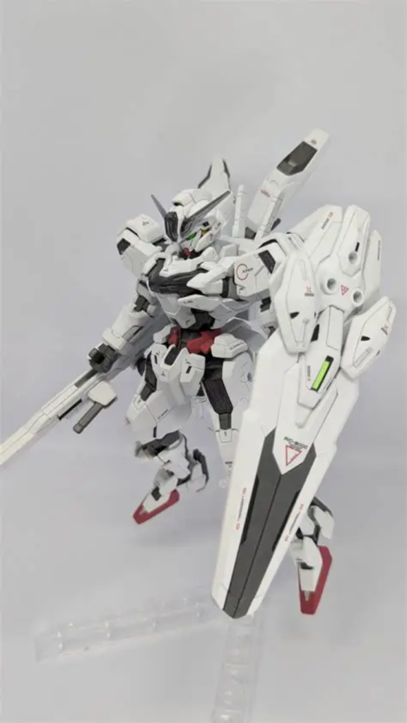 白と関節は塗ってません。赤はルナマリアピンク、グリ－ンはガンダムマ－カ－をシ－ルの上から塗りました。箒の合わせ目は消さないで、適当に段落ち処理、パ－メットはシ－ルの上からクリアレッド、仕上げは艶消しクリアです。