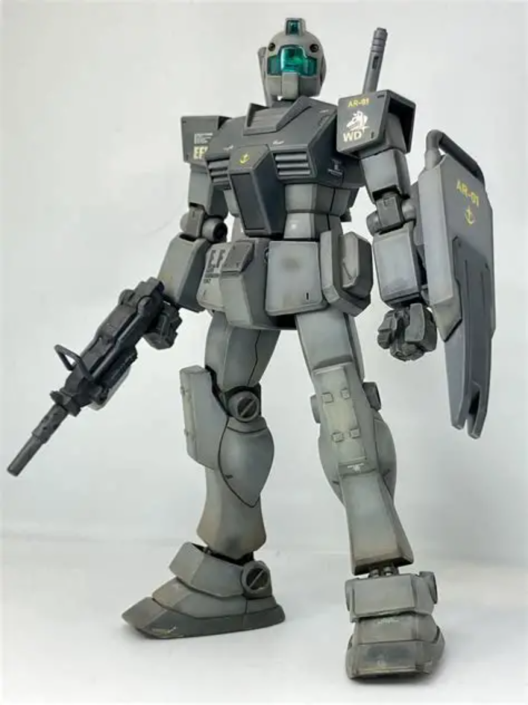 全体に砂汚れを施しています。マシンガンを装備しているためサイドアーマーを陸戦型ガンダムと同タイプのものをパテで複製しています。膝アーマーをプラ材で形成して指揮官機仕様にしています。