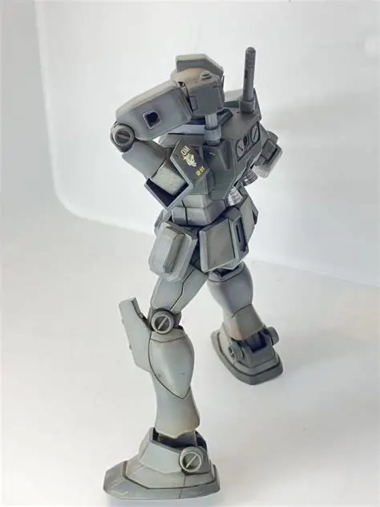 肘関節の改造です。上腕の接続部をカットして残った接続部を加工して上腕内部に回転するように設置します。ちょうどFGの関節構造と同じですね。次に二の腕のアーマー内部にポリキャップを設置して真鍮線で固定します。そしてポリキャップに切ったランナーを差し込む事で二の腕の部分に多少の可動を施しました。