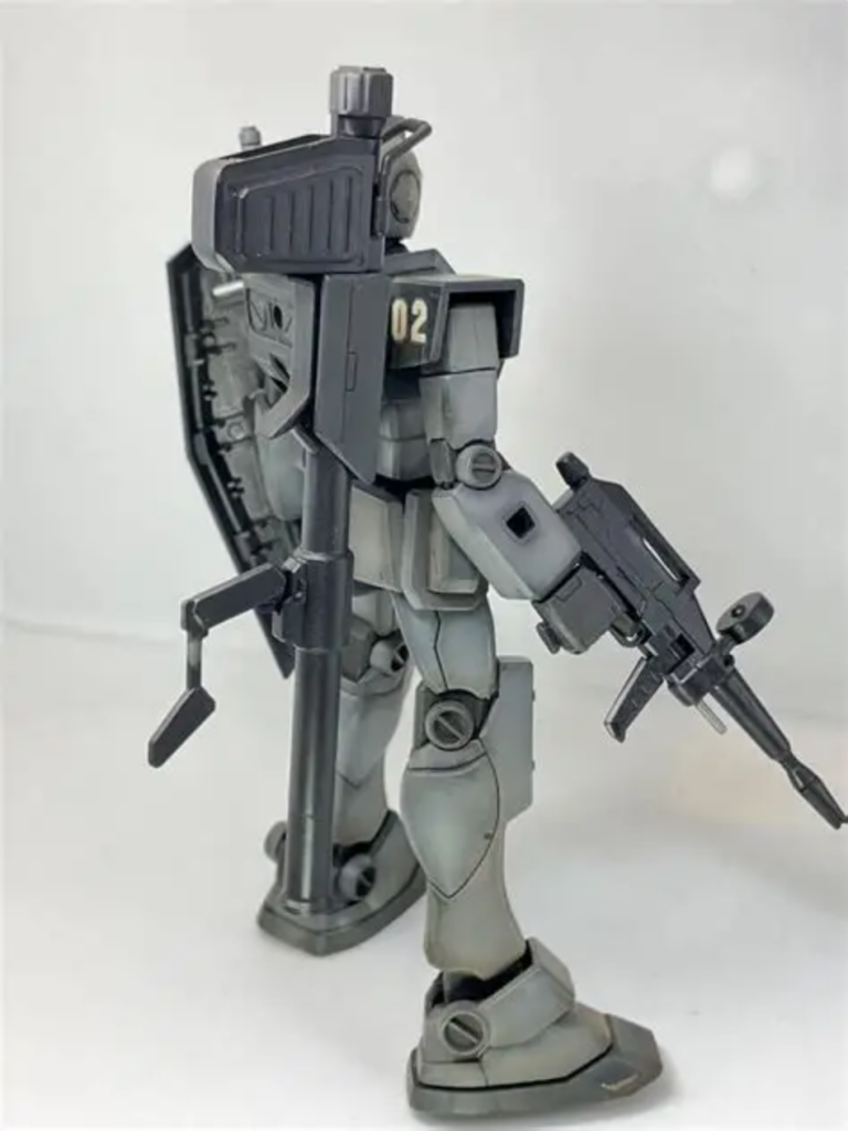 バズーカはデスティニーの背面ラックから流用していますが、UC世界に合うように削って形状を変更しています。