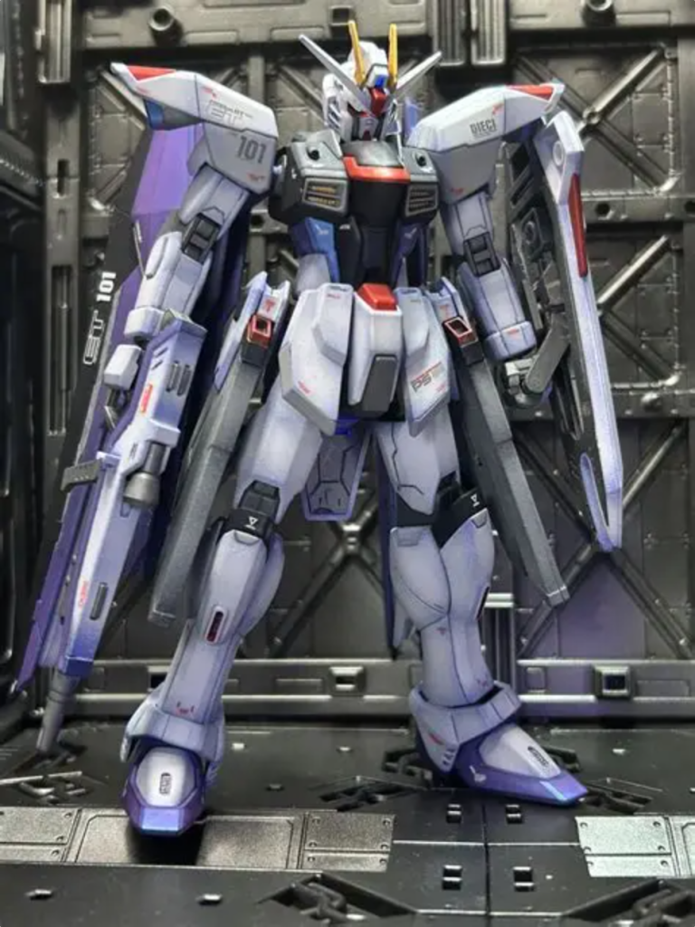 元は全体的に細くかわいい感じがしたので改修。フェイスのひさし部分と首部分（目つきを悪く顎を引けるように）の改修、足をプラバン0.5mm幅増し、スカート？アーマー部分の裏打ち、シールドのマウント作成をしています。四苦八苦しましたが楽しかったです笑ガンスタの皆様の改修作品を参考にさせていただきました。ありがとうございます！