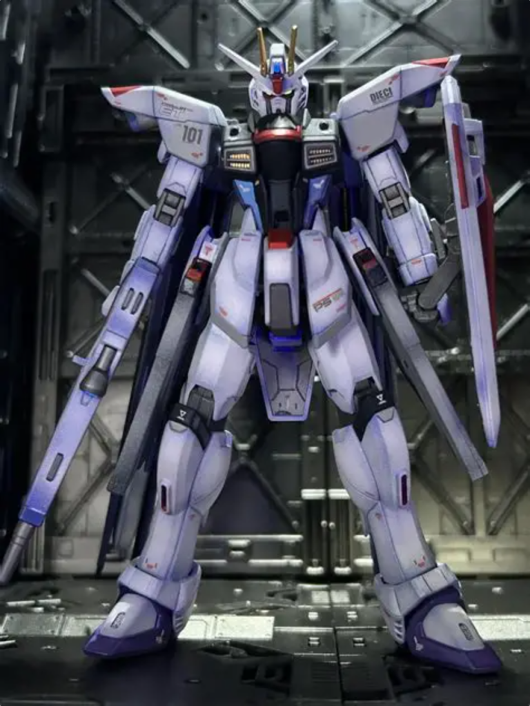 フロント。フェイスと首改修はかなり効果的だったなーと。足は一番苦労しましたが、、、どっしりしたと思いたい。外装のホワイト部分をグラデーションで仕上げましたが黒立ち上げをやめて青紫を下地に塗装。割と違和感なく気に入ってます。