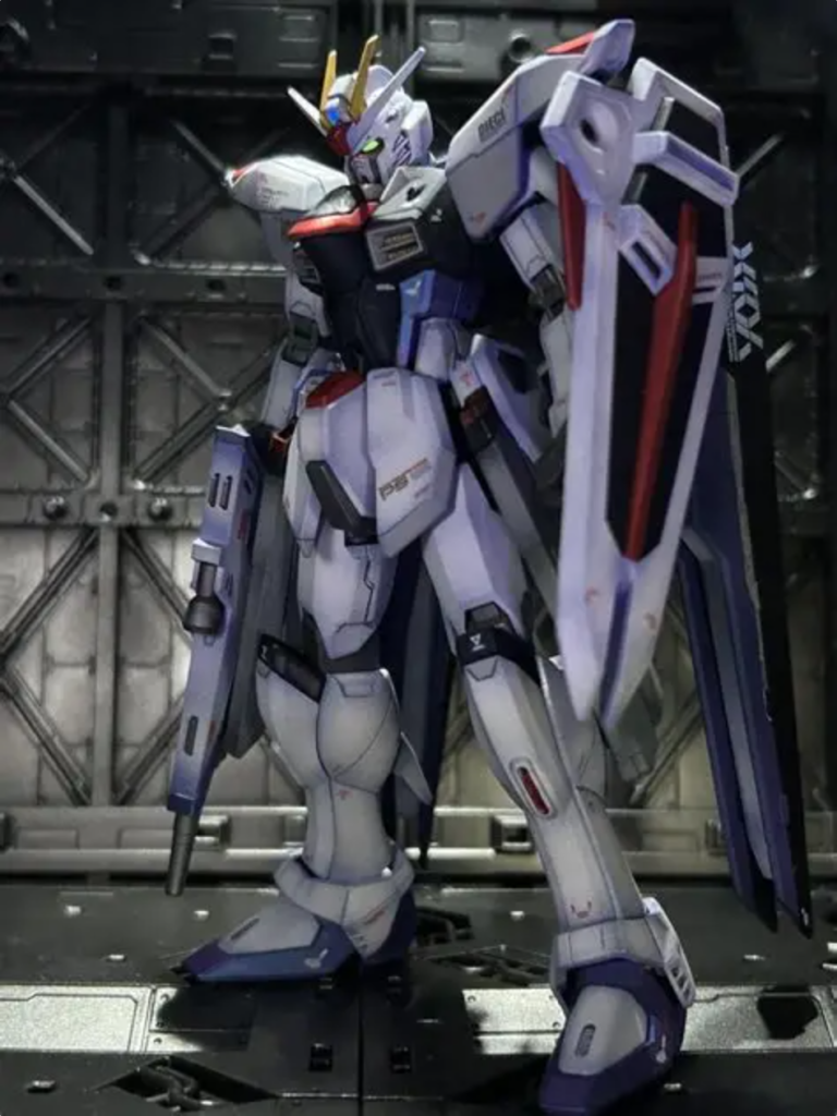 自立はかなりバランス悪いので、ギリギリでした。目部分を光らせるため全てUVライトを照てて撮影しています。塗装はがしから始まり、最後はトップコート吹きすぎてパール塗装がほとんどわからなくなったり、白化したところを修正したり、トラブルも多かったですが割とやりたいことは成功できたかなと思ってます。自己満！ご覧いただきありがとうございます。