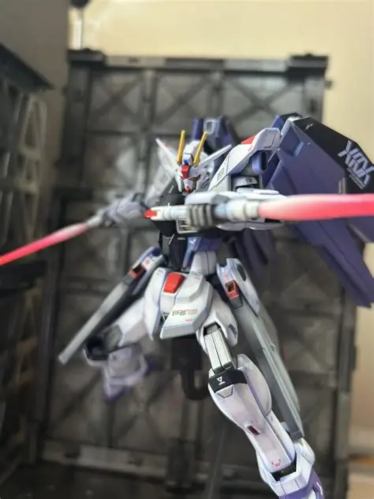 舞い降りる剣。このポーズがやりたくて改修をしてみたんです。顎引けるようにしてよかった。羽が大きくて背景がっつりはみ出してます笑