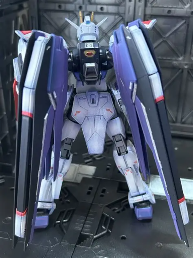 後ろから。バックパックの黄色と赤部分が…シール部分の再現は難しい。後ろから見ると足が太くなっているのが分かるような。