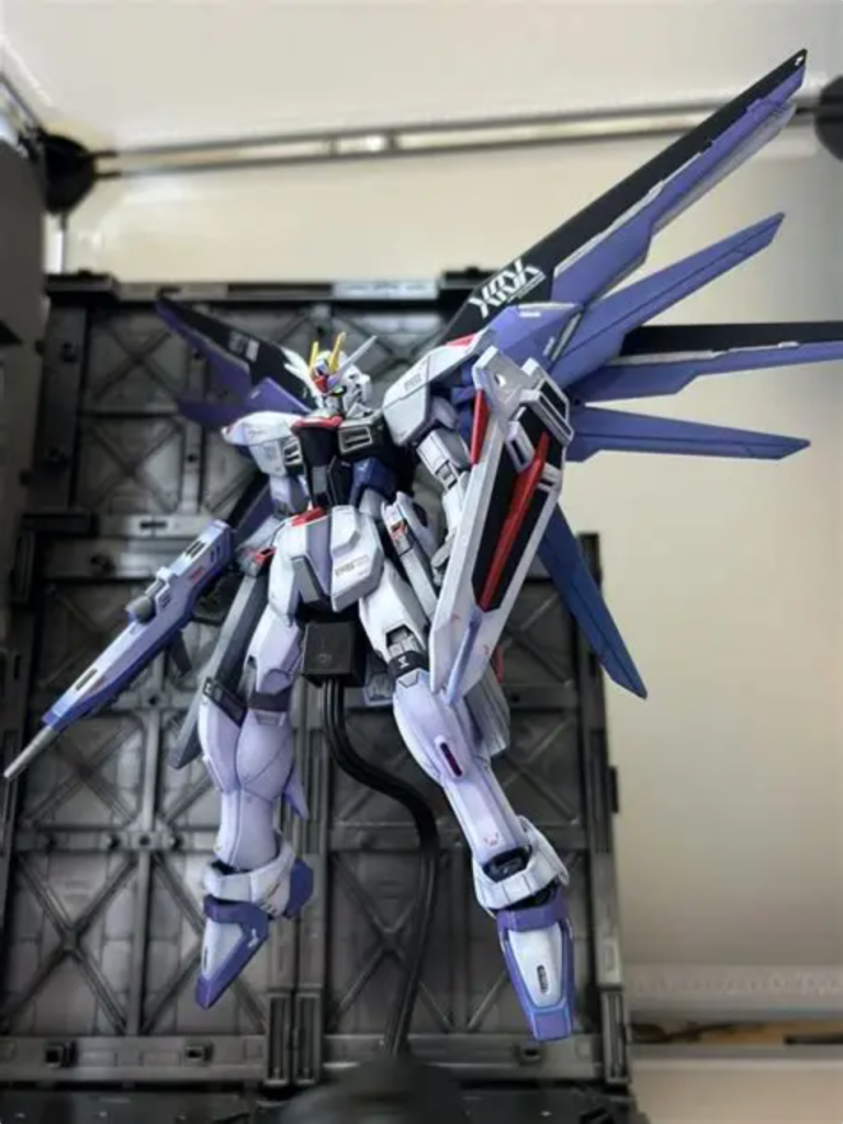 アスラン…鬼だなキラって思ったシーン。シードシステムなくても良く動く作りになってます。あとは顔が童顔じゃなければなーと。収納時のビームサーベル、ポロリしまくるので全て外して撮影しました。