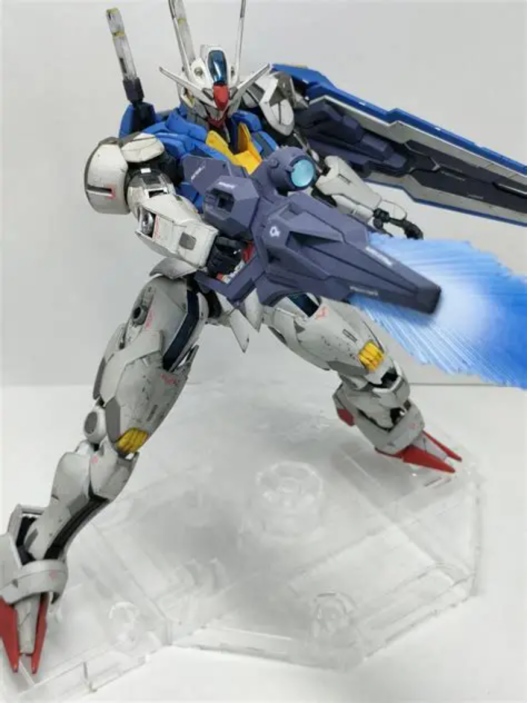 後はポージングしていきます。ビームのエフェクトですが、簡易的にグラデーション塗装してみました。艶消しコートしたあとに根本部分をガンマカホワイトで塗装。いらないサーベル等で練習してから行いましたので、それなりにうまくいった気がします🥹ライフルのスコープは100均のキラキラシールを削ったらシンデレラフィットしました。