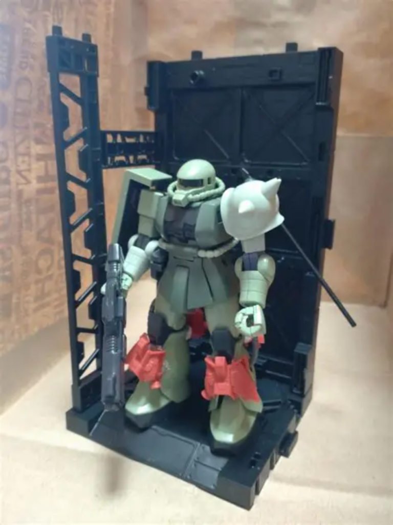 もっと装備を追加してもいいのですが、ザク自体がボリュームがあるデザインなので、あまり派手すぎにはしないようにしてます。　参考にしたパーフェクトストライクガンダムは、資料や劇中の姿を見ると、「 実際に使用できた武器はアグニとシュベルトゲベールのみ」だったので、実戦ではいくつもの武装を使うことは難しいという所を踏まえて、今の武装に落ち着きました。