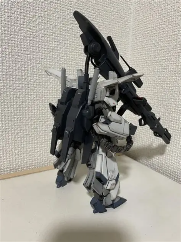 中のヒトです。FAZZでもメンテナンス時はアーマー外すだろうと脳内設定し脱着式に。腰だけ磁石を埋め込みましたが、その他のアーマーは、ウワサ通りほぼ改造無しでフィットしました💡