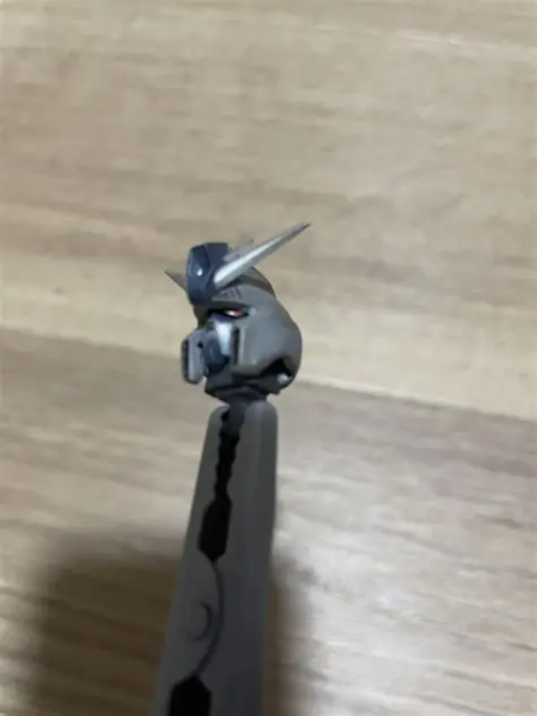 頭は旧キットのヘルメットをヤスリで成形し直しました。頬のダクトはケガいて一体化。最後にEGガンダムの顔を埋込みました。FAZZとはちょっと違いますね😅