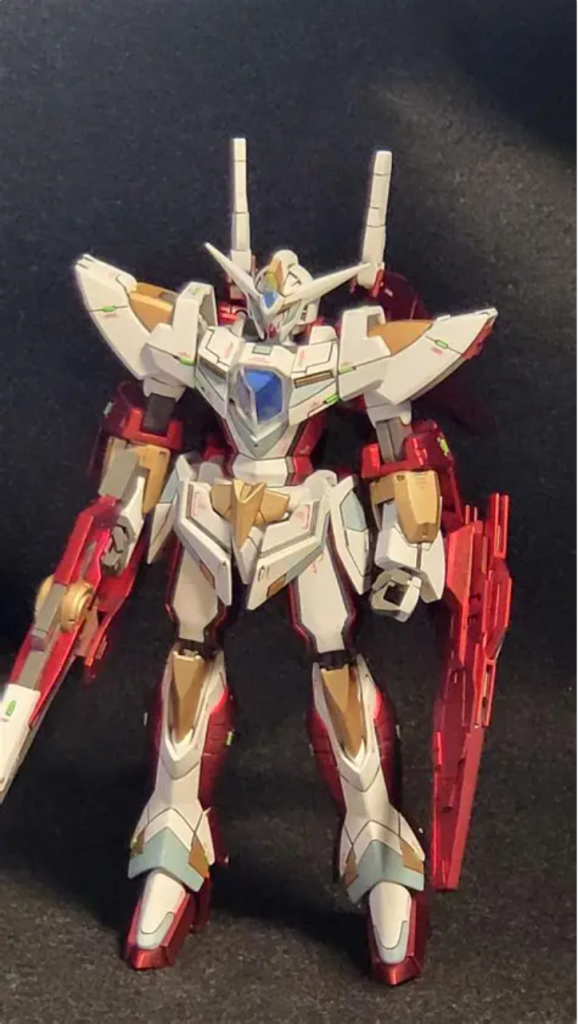 キャノンへの変形は足パーツの破損が怖いのでやってません😅赤色の塗装は黒サフの上にシルバーを吹き、クリアレッドでキャンディカラーにし、艶消しを吹きました。実物は鈍い光沢が渋いのですが、私の写真撮影技能では再現できませんでした😥