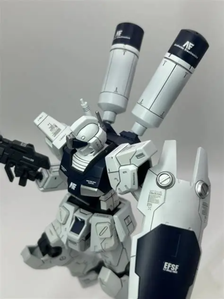 胴体は、腹部を分割したかった為、HGガンダムを使用。まんま使うと、ジムカスタムに合わないと思い、ダクトをパテで埋め好みに整形。