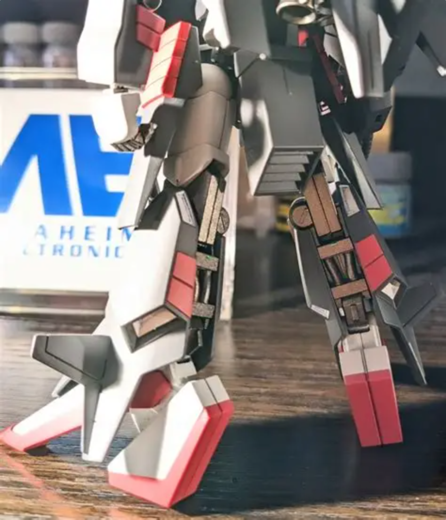 脚フレームは、合せ目消しと補強、パーツ割れ防止の為薄いプラ板を貼っています。