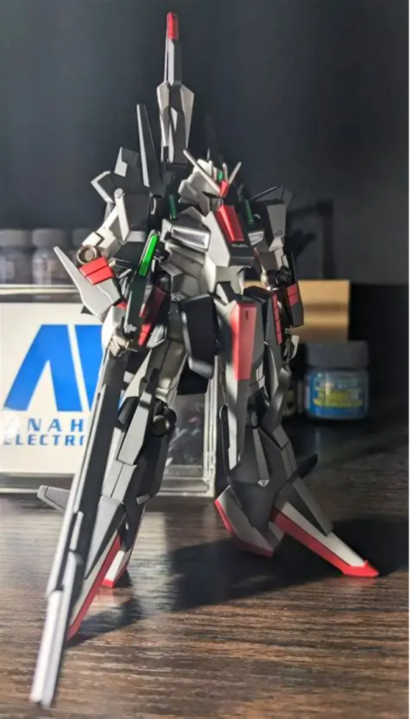 今回は、肩部の後ハメ 頸部ポリパーツの延長スネは合せ目がカッコ良かったので、軽く段落ちにしました他はほぼストレート組みです。 センサー周りは、ツインアイ メガライフル フクラハギは蛍光カラーでの塗装額 後頭部 両肩はオーロラシールを一旦プラ板に貼って整形して接着、その上から薄く蛍光カラーを塗装してます。