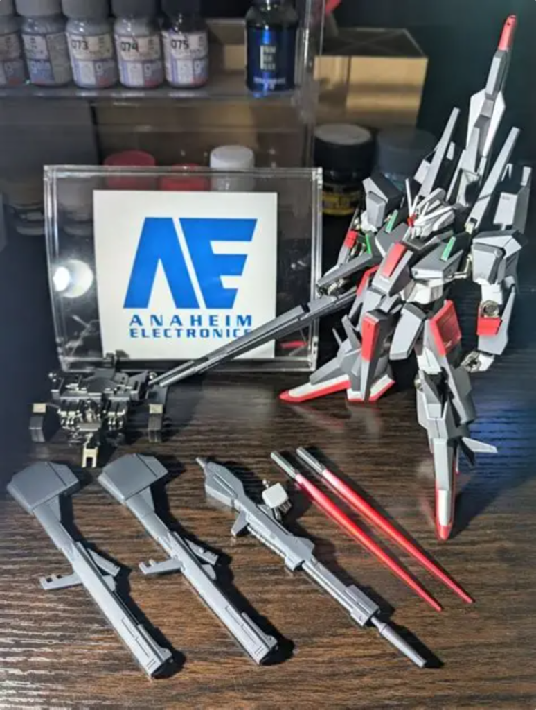 装備類は、ビームサーベルは根本に軽く白を入れて蛍光ピンク→蛍光レッド 先端だけクリア部分が残る様に塗装(画像では見えませんが)クレイバズーカ ビームライフルの先端のセンサーはHアイズで内側に蛍光グリーン(画像では見えませんが笑)本体外装 装備類は艶消し、フレームはトップコートせずに質感を変えてます。